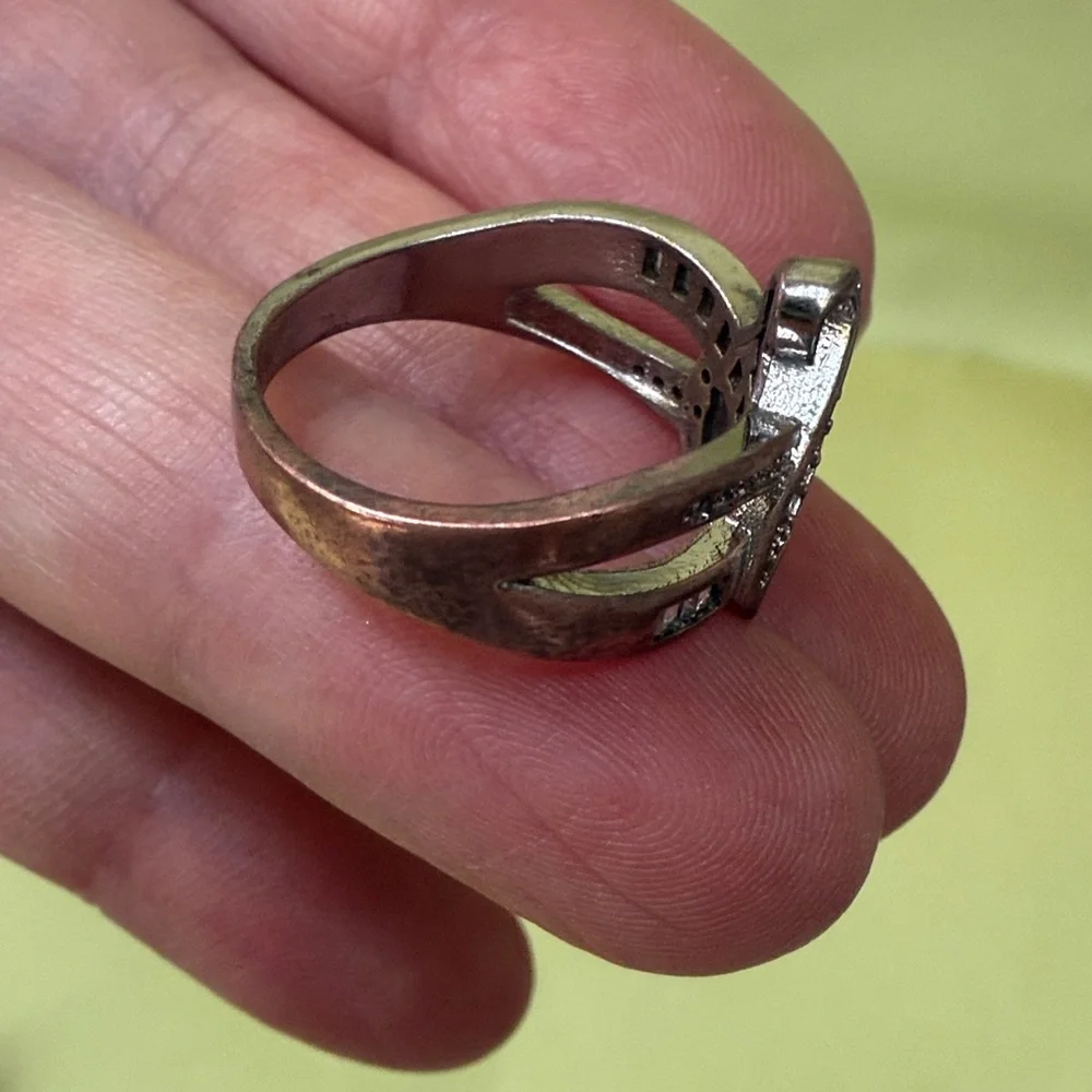 Elegant and Unique Vintage Sterling Silver Ring with Sparkle Cristals